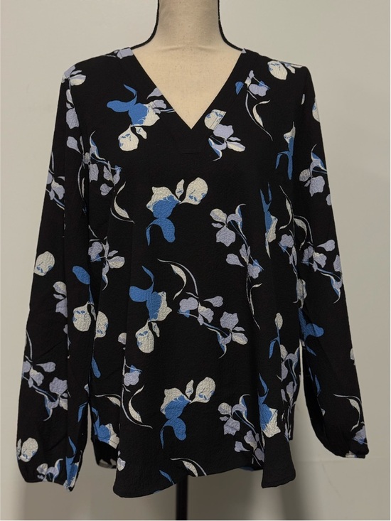 Nine West Tops - Nine West V-Neck Blouse Floral Black & White Size L